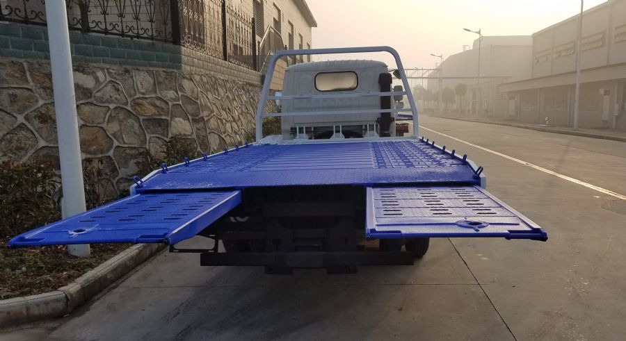 東風(fēng)多利卡上藍(lán)牌清障車(chē)